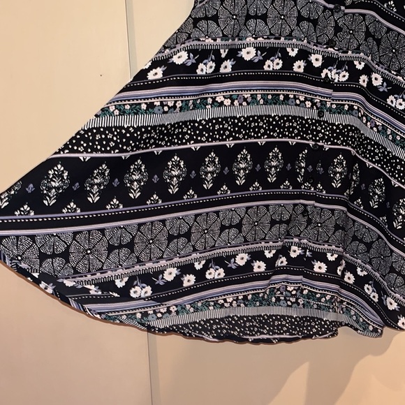 Style & Co ladies blouse, 3/4 gathered sleeve, a line flowing hem, black pattern - Picture 4 of 8